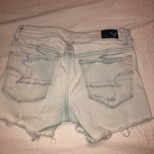 AMERICAN EAGLE WHITE RIPPED SHORTS